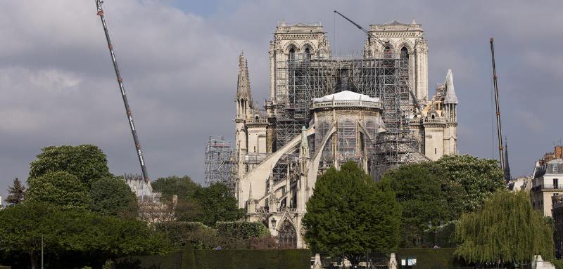 La structure du toit de Notre Dame de Paris en bois massif, en cours de restauration avec le soutien de Macron